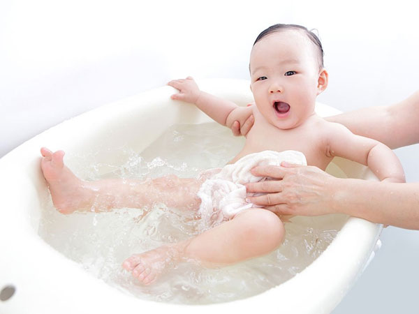 Có nên sử dụng sữa tắm không cần tráng lại cho bé không? Nên mua loại nào?