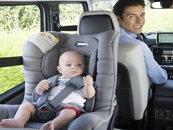 Có nên dùng ghế ngồi ô tô cho bé không? Cách chọn tốt nhất