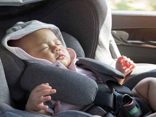 Có nên dùng ghế ngồi ô tô cho bé không? Cách chọn tốt nhất