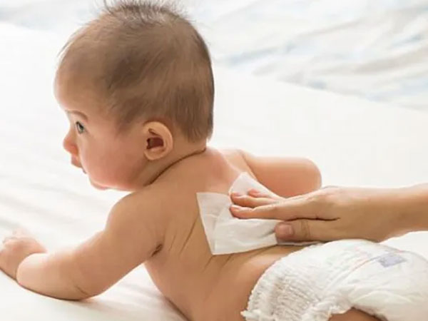 Có nên sử dụng khăn ướt cho trẻ sơ sinh không? Nên chọn loại nào tốt?