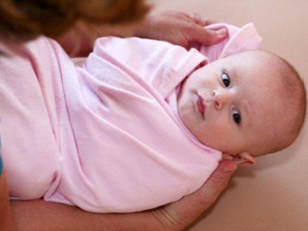 Có nên sử dụng tấm quấn cho trẻ sơ sinh không? Cách quấn thế nào?